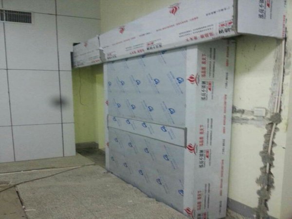直線加速器防中子門